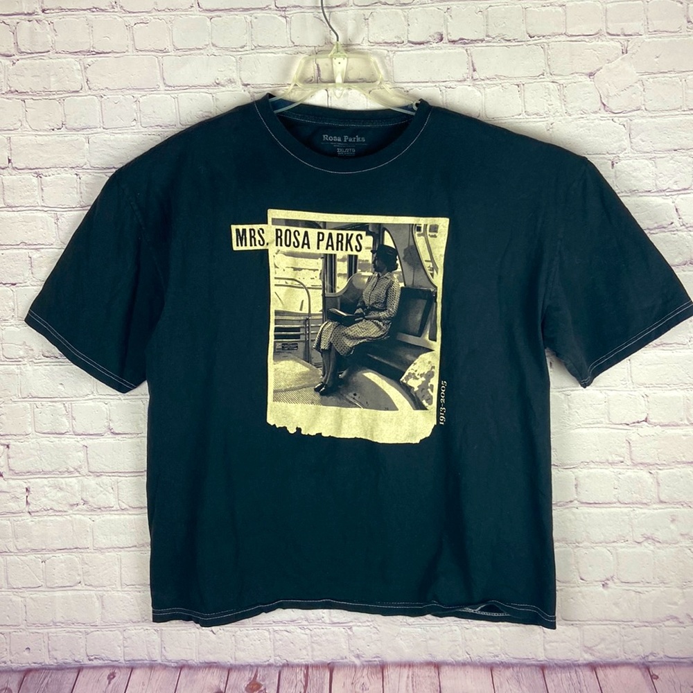 Mrs. Rosa Parks Men's Black Short Sleeve and Crewneck Graph Tee. Size 2XL